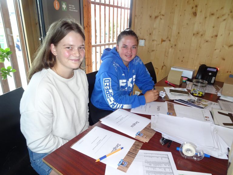 Christina und Hanna bereiteten Zeugnisse für alle Campteilnehmer vor. - Ein letztes Mal kicken, dann ab in die Schule - Der FC Lustenau 1907 lud zum 11. BMW Unterberger Sommercamp „Fit for School“.