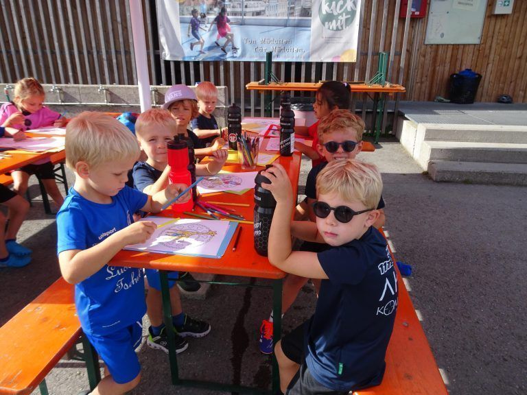 Neben Sport stand auch Malspaß auf dem Programm. - Ein letztes Mal kicken, dann ab in die Schule - Der FC Lustenau 1907 lud zum 11. BMW Unterberger Sommercamp „Fit for School“.