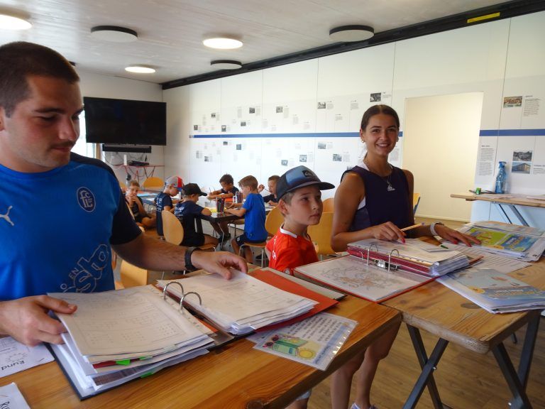 In der Lernstube wurden die Kinder mit passendem Lernmaterial versorgt. - Ein letztes Mal kicken, dann ab in die Schule - Der FC Lustenau 1907 lud zum 11. BMW Unterberger Sommercamp „Fit for School“.