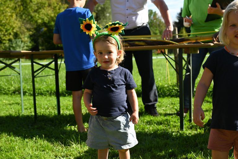 Cecilia (1) hat sogar den passenden Kopfschmuck mitgebracht. - Suche nach der größten Sonnenblume - Suche nach der größten Sonnenblume