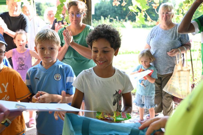 Stolz nahmen die Kinder ihre Urkunde entgegen. - Suche nach der größten Sonnenblume - Suche nach der größten Sonnenblume
