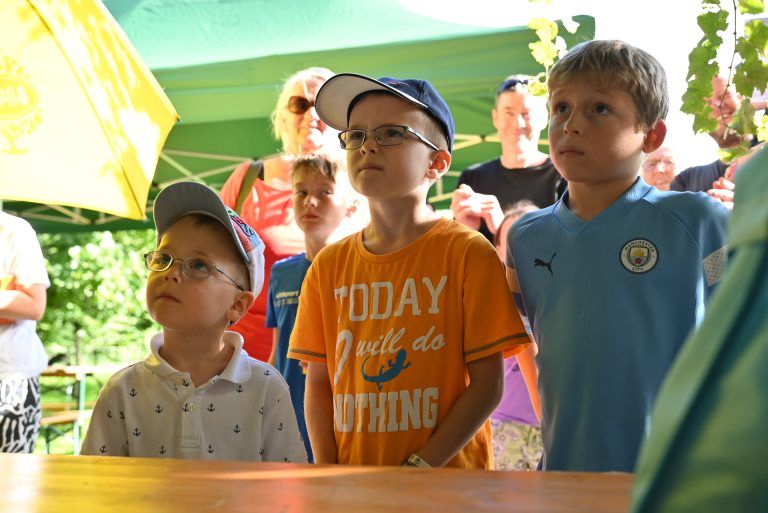 Gespannt warteten die Kinder auf die Verküdigung der höchsten Blume. - Suche nach der größten Sonnenblume - Suche nach der größten Sonnenblume