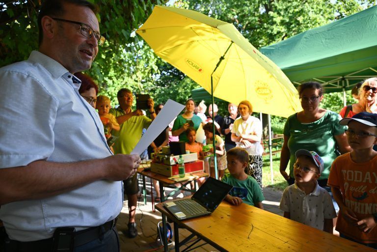 Daniel Steinhofer machte es spannend und gratulierte jeden einzelnen Kind. - Suche nach der größten Sonnenblume - Suche nach der größten Sonnenblume