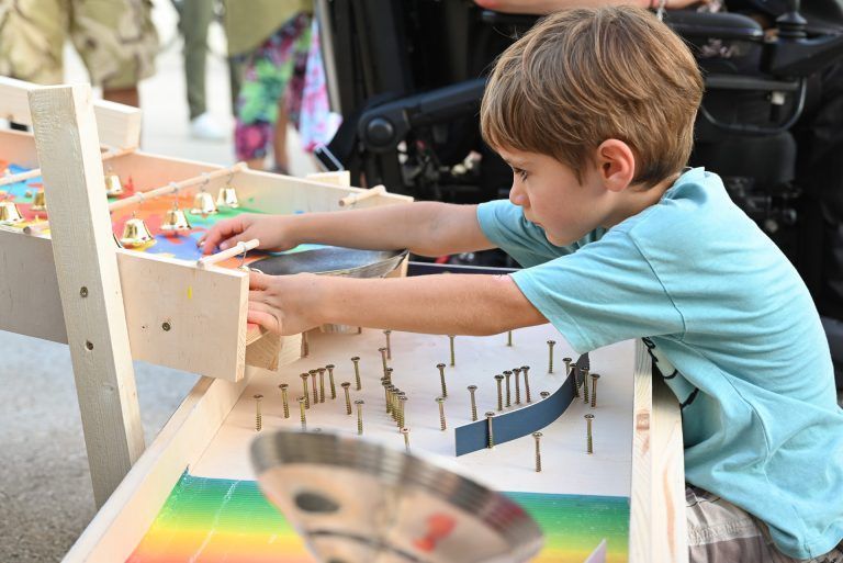 Eine riesige Kugelbahn ließ die Kinderherzen höher schlagen. - Ein Hoch auf die Kreativität im W*ORT - Ein Hoch auf die Kreativität im W*ORT