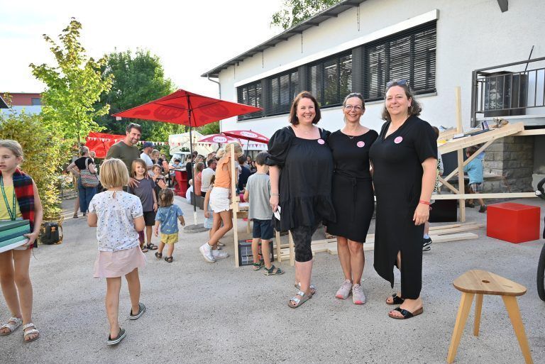 Obfrau Rebecca Emberson-Borufka, Geschäftsführerin Gabi Hampson und Beirätin Michaela Müller bei der Feier. - Ein Hoch auf die Kreativität im W*ORT - Ein Hoch auf die Kreativität im W*ORT