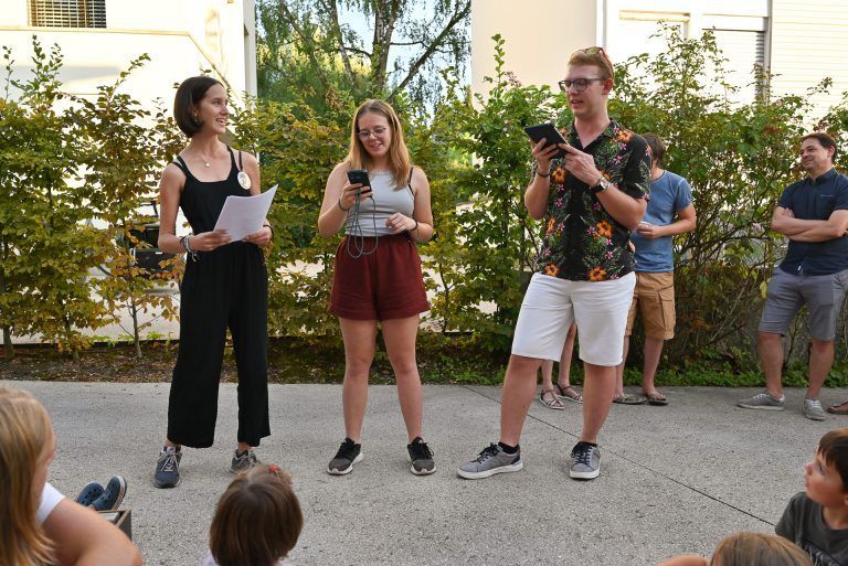 Die drei haben sich einen Poetry Slam ausgedacht, der das Wesen des W*ORT beschreibt. - Ein Hoch auf die Kreativität im W*ORT - Ein Hoch auf die Kreativität im W*ORT