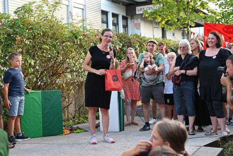 Gabi Hampson bedankte sich bei den vielen Wegbegleitern und dem Einsatz der vielen ehrenamtlichen Helfern. - Ein Hoch auf die Kreativität im W*ORT - Ein Hoch auf die Kreativität im W*ORT