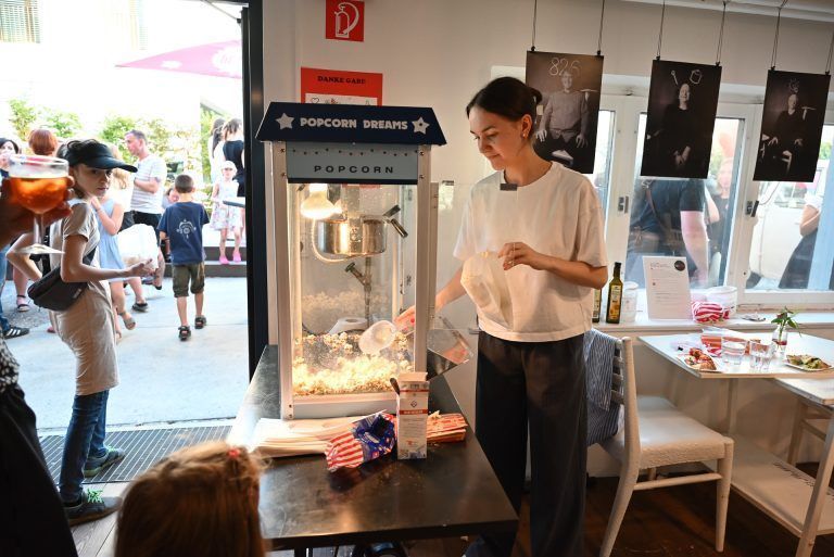 Die Kinder erhielten frische Popcorn. - Ein Hoch auf die Kreativität im W*ORT - Ein Hoch auf die Kreativität im W*ORT
