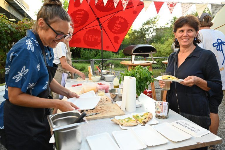 Anlässlich des Jubiläums gab es frische Pizza. - Ein Hoch auf die Kreativität im W*ORT - Ein Hoch auf die Kreativität im W*ORT