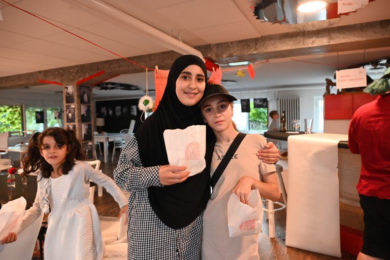 Meryem und Miarimah Uslu kommen regelmäßig ins W*ORT. - Ein Hoch auf die Kreativität im W*ORT - Ein Hoch auf die Kreativität im W*ORT