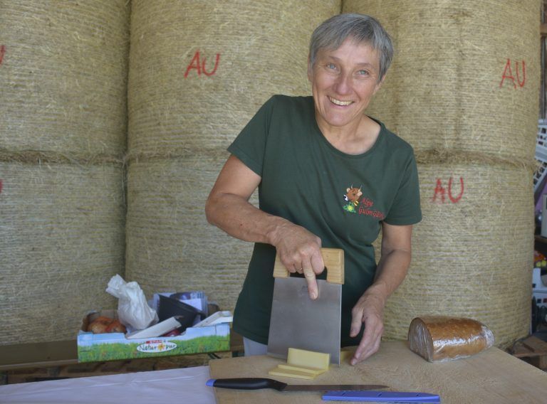Andrea Erhart schneidet den Käse an - Alpabtrieb in Satteins
