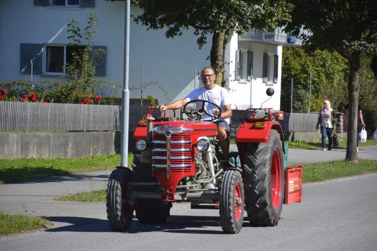 Wolfgang Macek präsentierte seinen tollen Traktor - Alpabtrieb in Satteins
