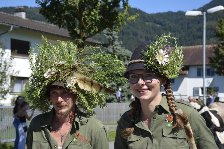 Hirte Max Mayer mit Andrea Albrecht - Alpabtrieb in Satteins