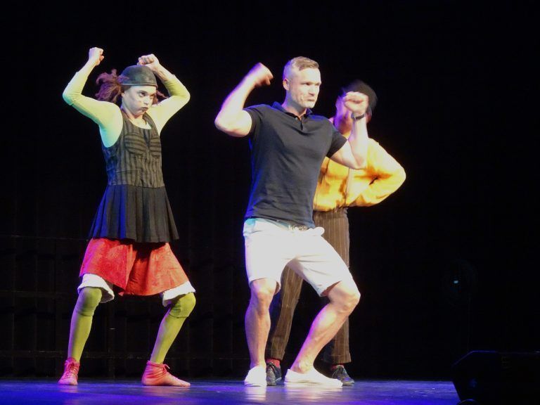 Ein mutiger Besucher wagte sich mit dem Duo auf die Bühne und sorgte für viel Applaus bei der spontanen Einlage. - Magische Circus Nacht im Freudenhaus - Compagnia Baccalà