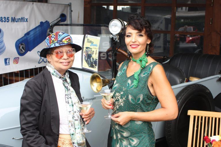 Elisabeth und Angelika waren begeistert von den nostalgischen Raritäten - Oldtimer Frühschoppen Muntlix