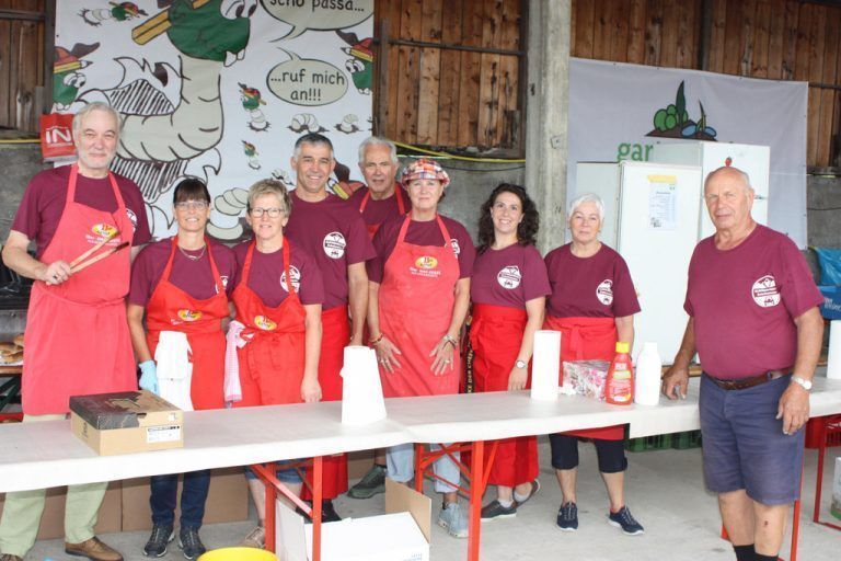 Viele Helfer von den Oldtimerfreunden Zwischenwasser mit Chef Norbert Bechtold (r.) kümmerten sich um die vielen Gäste. - Oldtimer Frühschoppen Muntlix