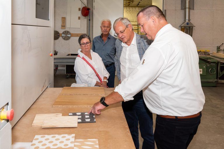 LTP Harald Sonderegger bei der Führung (Foto W.N:) - Tischlerei Längle Jubiläum - Jubiläumsfeier der Traditionstischlerei Längle Götzis -