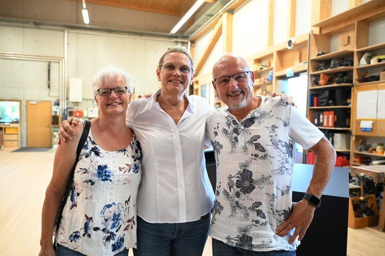Gerlinde und Josef Fritz mit "ihrer" Tischlerin Gabi Längle. - Tischlerei Längle Jubiläum - Jubiläumsfeier der Traditionstischlerei Längle Götzis -