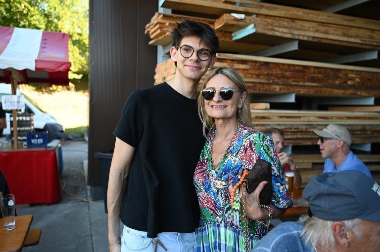 Matteo mit Mama Karin Weinhandl (KW open). - Tischlerei Längle Jubiläum - Jubiläumsfeier der Traditionstischlerei Längle Götzis -