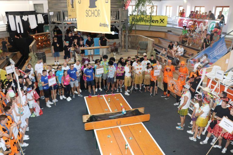 Ein Wochenende voller packender Duelle, ausgelassener Stimmung und einem bunt gemischten Teilnehmerfeld aus der ganzen Welt. - Ping Pong, Party und jede Menge Spaß beim 12. Oberschorbach Turnier - 12. Oberschorbach Ping Pong-Turnier