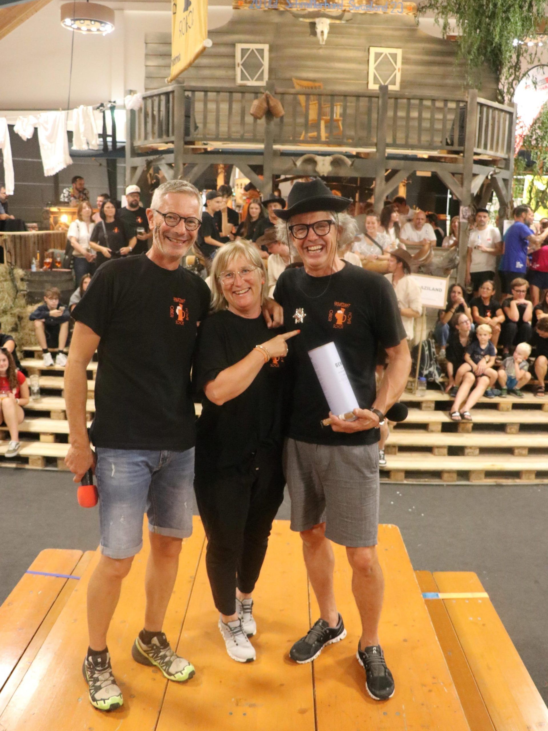Präsiden Jürgen Alber und Evi Rusch ehrten Dekorateur Helmut Schmidinger für seine Kreativität. - Ping Pong, Party und jede Menge Spaß beim 12. Oberschorbach Turnier - 12. Oberschorbach Ping Pong-Turnier