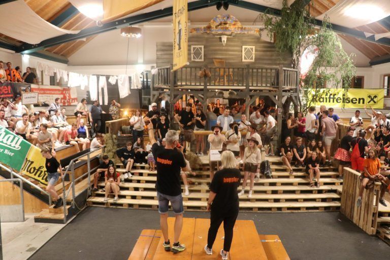 Die Viehmarkthalle verwandelte sich in einen großen Party-Sport-Saloon. - Ping Pong, Party und jede Menge Spaß beim 12. Oberschorbach Turnier - 12. Oberschorbach Ping Pong-Turnier