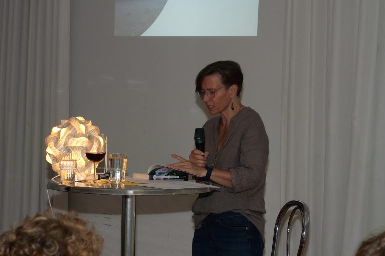 Die Autorin weckte die Neugier zum Weiterlesen in ihrem neuesten Buch. - Marlene Kilga las in Satteins - Marlene Kilga, Krimi, Satteins