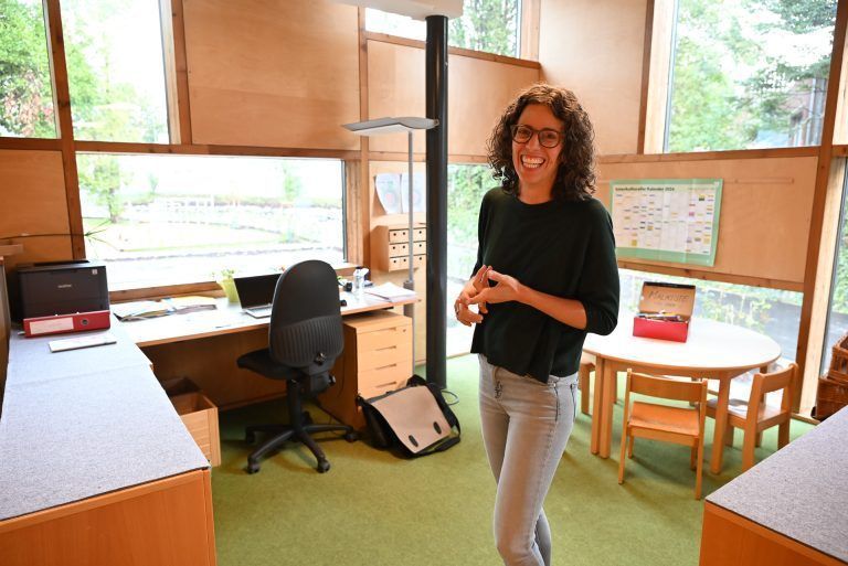 Die Siedlungssozialarbeiterin Sandra Wohlgenannt lebt den persönlichen Kontakt mit den Bewohnern und nimmt sich ihrer Anliegen an. - „Menschen sollen sich wohl fühlen und gerne hier wohnen“ - „Menschen sollen sich wohl fühlen und gerne hier wohnen“
