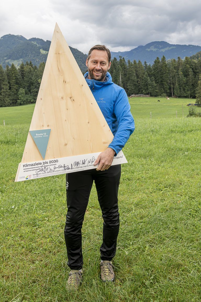 Bgm. Ulrich Schmelzenbach freut sich über die Umsetzung der ersten Radroute im Vorderwald. - Klimagipfel Rotenberg