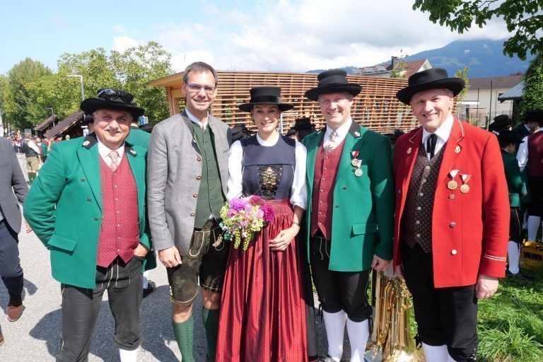 Vesi Markovic, Markus Wallner, Sonja Wallner, Johannes Decker und Wolfram Baldauf. - Festumzug und Fahneneinzug beim Bockbierfest - Bockbierfest, Fahneneinzug