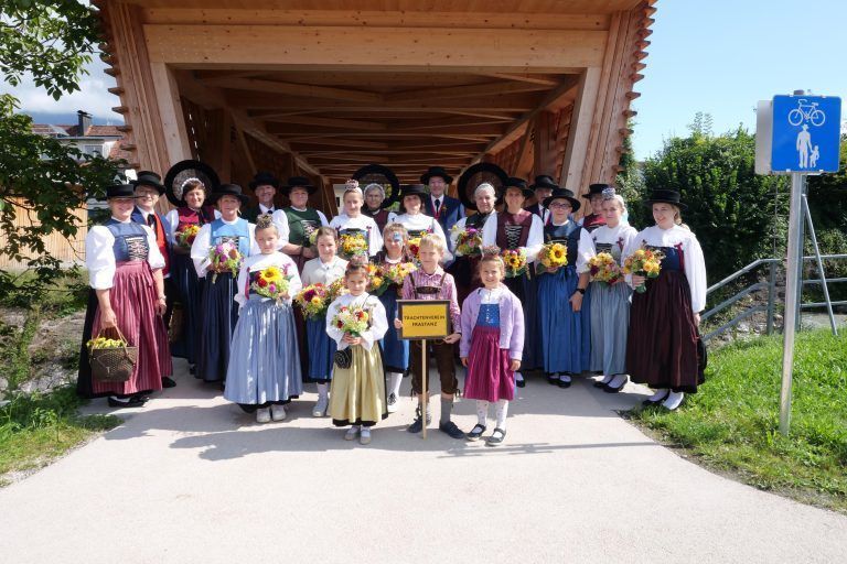 Mitglieder des Trachtenvereins Frastanz. - Festumzug und Fahneneinzug beim Bockbierfest - Bockbierfest, Fahneneinzug