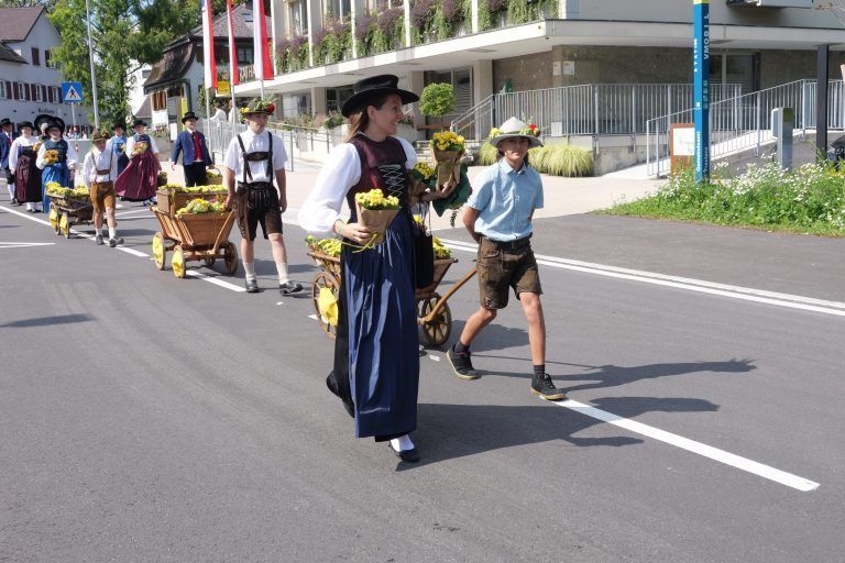 "Flower Power" im wahrsten Sinne des Wortes gab es beim Trachtenverein Frastanz. - Festumzug und Fahneneinzug beim Bockbierfest - Bockbierfest, Fahneneinzug