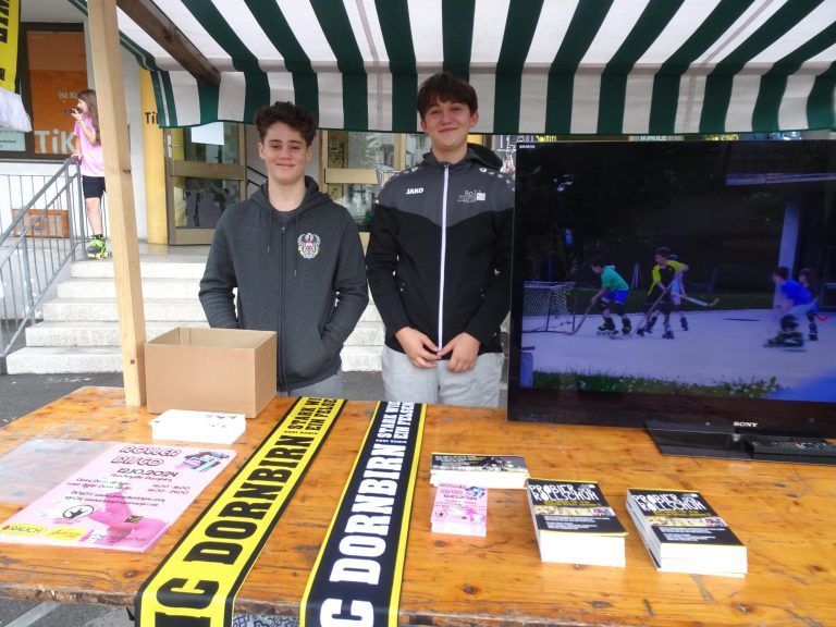 Luis Calvin und Laurin Riediger stellten ihren Verein, den RHC Dornbirn vor. - Dornbirner Spielefest trotzte dem Wetter - Dornbirner Spielefest 2024