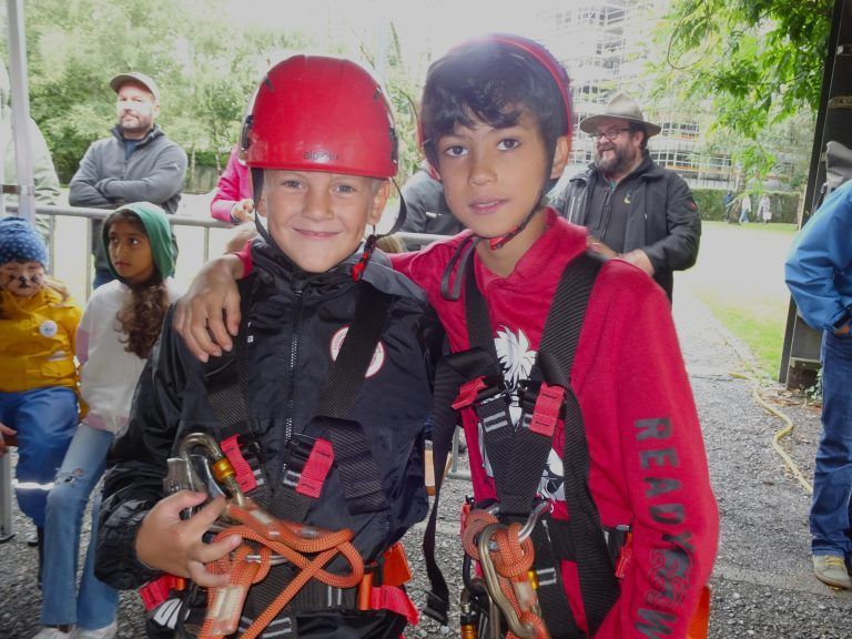 Peter und Farhad hatten eine Menge Spaß beim Dornbirner Spielefest. - Dornbirner Spielefest trotzte dem Wetter - Dornbirner Spielefest 2024
