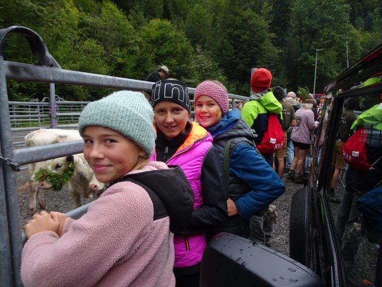 Klara, Noemi und Rosa ließen sich das Spektakel nicht entgehen. - Mit lautem Glockenklang zurück ins Tal - Alpabtrieb Dornbirn 2024