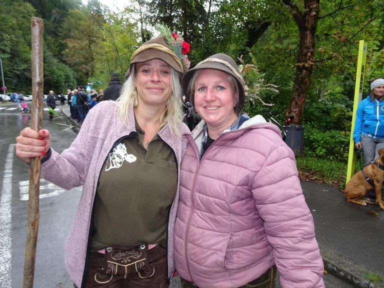Karin und Julia zelebrierten beim Alpabrieb diesen wichtigen Teil der Dornbirner Kultur - Mit lautem Glockenklang zurück ins Tal - Alpabtrieb Dornbirn 2024