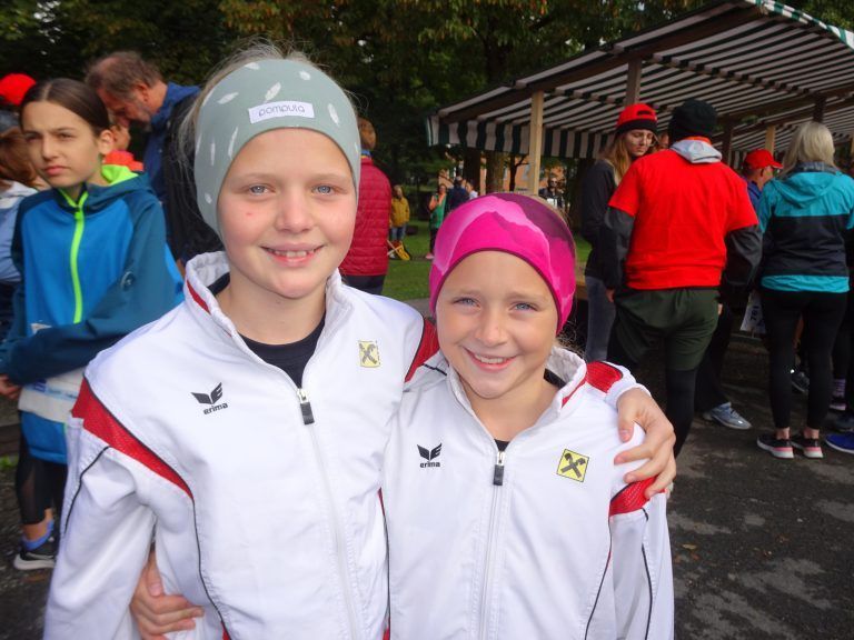 Lena Flatz und Anika Obergschwandtner machten zum ersten Mal beim Stundenlauf mit. - Runde für Runde für die gute Sache - Stundenlauf Lebenshilfe 2024