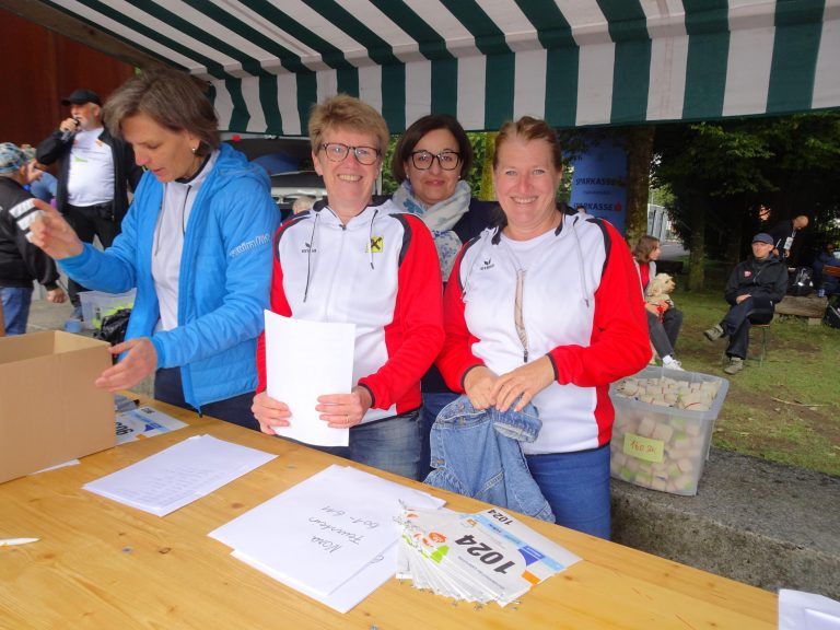 Das TSZ Dornbirn war bei der Startnummernausgabe im Einsatz. - Runde für Runde für die gute Sache - Stundenlauf Lebenshilfe 2024