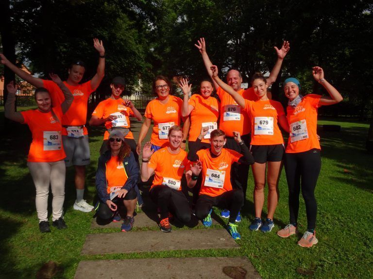 Die Laufgruppe der Firma Ölz zeigte sich vor dem Start top motiviert. - Runde für Runde für die gute Sache - Stundenlauf Lebenshilfe 2024