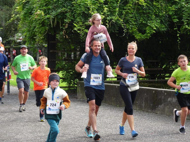Per Huckepack ging es rund um den Stadtgarten. - Runde für Runde für die gute Sache - Stundenlauf Lebenshilfe 2024