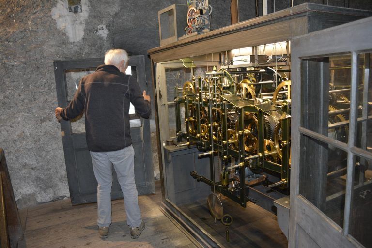 Türe aushängen zur Wartung - 100 Jahre Feldkircher "Domuhr"