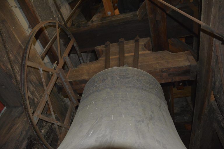 Glockenstuhl mit ältester Glocke - 100 Jahre Feldkircher "Domuhr"