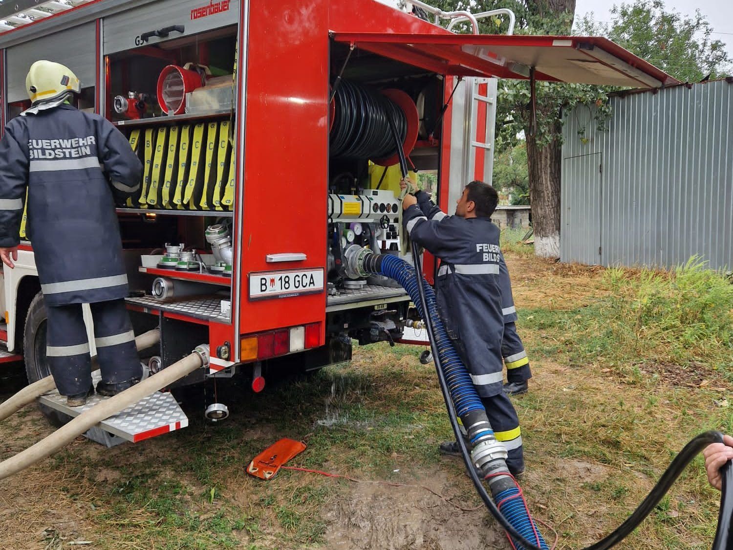 Markus und Florian Nenning schulten die Leute vor Ort ein. - Bildsteins Feuerwehrauto nach Moldawien überstellt