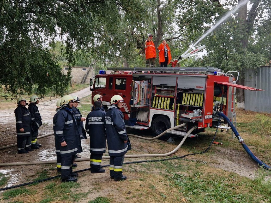 Gut ausgestattet mit Schutzkleidung und Tanklöschfahrzeug wurden erste Löschversuche unternommen. - Bildsteins Feuerwehrauto nach Moldawien überstellt