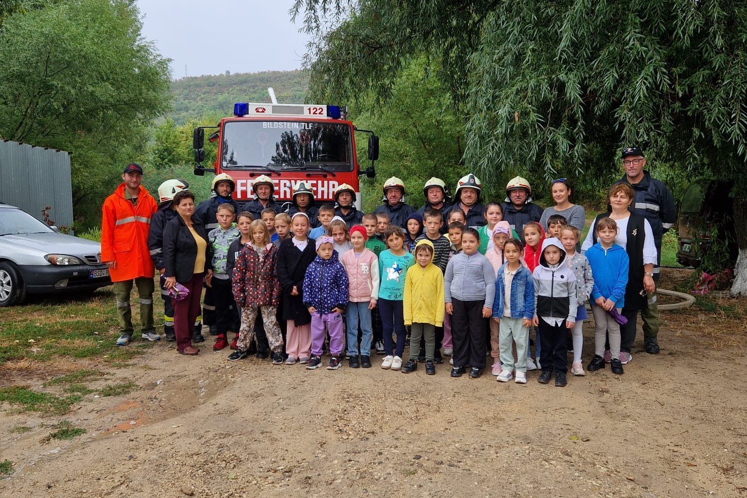 Das ganze Dorf war auf den Beinen, um das TLF zu besichtigen. - Bildsteins Feuerwehrauto nach Moldawien überstellt