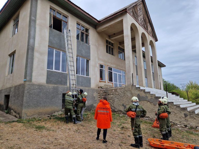 Gemeinsame Übungen, um die neuen Feuerwehrleute in Moldawien zu schulen. - Bildsteins Feuerwehrauto nach Moldawien überstellt