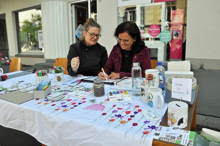Fachlmeisterin Gertraud Gächter ließ sich von Angelika Weiss von „Änni’s Kunsthandwerk“ in die Aquarell-Kunst einführen. - Parking Day Dornbirn 2024