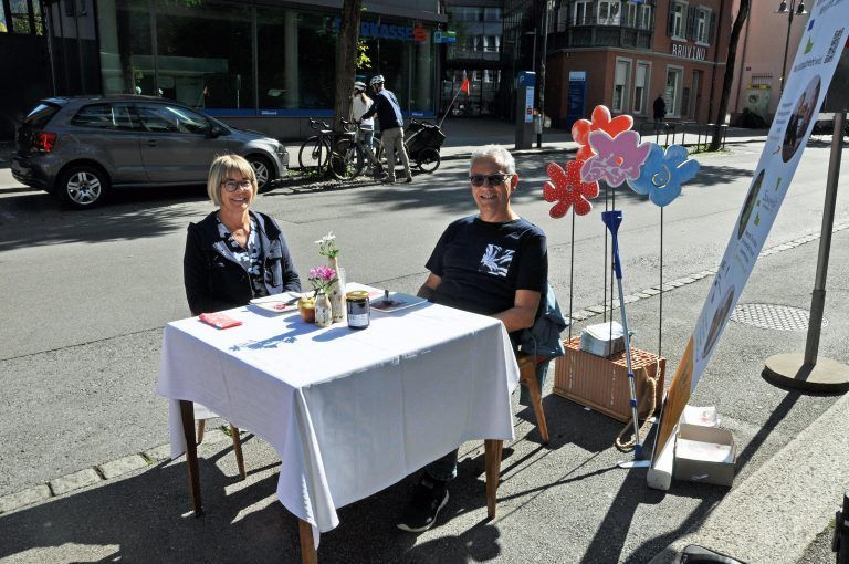 Die Besucher freuten sich über eine kleine Stärkung bei Riebel und Apfelmus. - Parking Day Dornbirn 2024