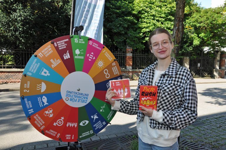 Die 20-jährige Victoria Varshavska aus der Ukraine freut sich, dass sie dank der Caritas-Jugendbotschafter*innen für UN-Kinderrechte & SDG Anschluss in Vorarlberg gefunden hat. - Parking Day Dornbirn 2024