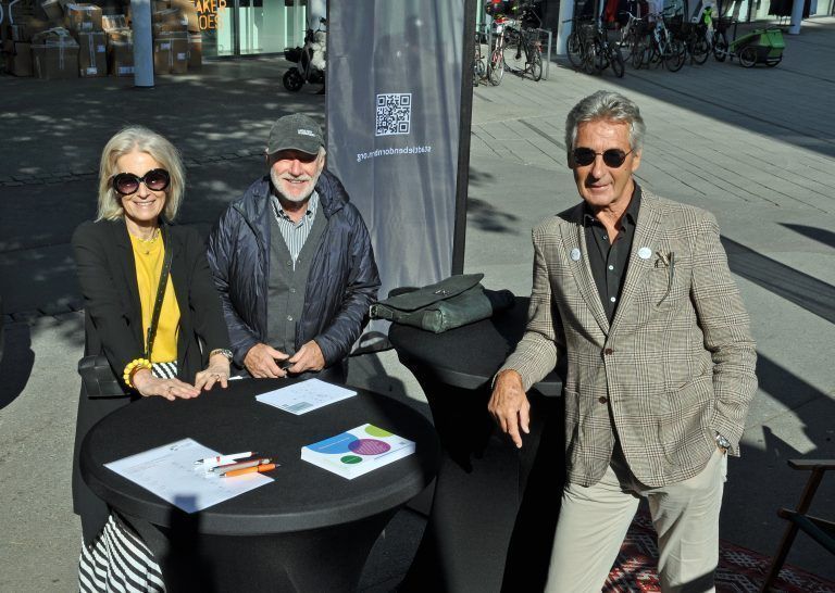 Die Initiatoren des Dornbirner Parking Days – Martina Hladik, Hanspeter Simma und Franz Wölfler – von der Bürgerinitiative „Stadt.Leben.Dornbirn“ freuten sich über den Erfolg ihrer Aktion. - Parking Day Dornbirn 2024
